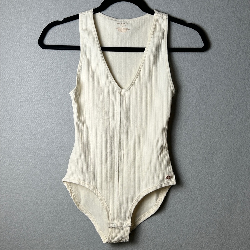 DANSKIN Intimates Bodysuit‎ Cream Ivory Plunge Neck Minimalist basics Sz M